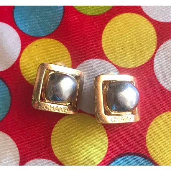 CHANEL Vintage metallic tone gripoix stone earrings in golden square shape - Picture 4 of 7